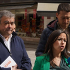 Justo Fernández, primero por la izquierda, lamenta que Diez no se enfrente a un debate electoral. J. NOTARIO