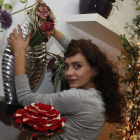 Una artesana florista leonesa