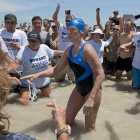 La estadounidense Diana Nyad llegando a Key West, Florida (EE.UU.) y completar los el recorrido entre Cuba y EE.UU. Nyad, de 64 años de edad, cruzó el trayecto sin jaula para la protección contra los tiburones y ésta vez lo hizo con una mejor protección c