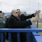 Fernández Díaz, en el centro, durante el recorrido que realizó ayer en Ceuta .