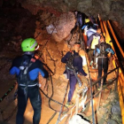 Los buceadores se adentran en la cueva durante las operaciones de rescate de los niños.