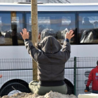 Un autocar con menores sale del campamento de Calais.