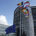 Banderas ondean en el exterior de la sede del Parlamento Europeo en Estrasburgo.