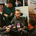 El secretario general de Podemos Aragón, Pablo Echenique, realiza declaraciones a la prensa durante la visita que ha realizado hoy a las instalaciones de la Fundación Nipace, en Guadalajara, con motivo del Día Internacional de la Diversidad.