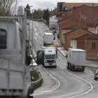 Tráfico por el tramo de la N-120, en la travesía urbana de Valverde de la Virgen.  JESÚS F. SALVADORES