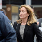La actriz Felicity Huffman a su llegada a la corte en Boston.