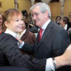 Leire Pajín saluda a Álvarez Guisasola durante la reunión de ayer en Santiago de Compostela.