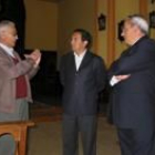 El párroco Elpidio Pérez, Luis Aznar y el alcalde Óscar Gutiérrez en la iglesia de Villamanín