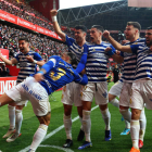 Los deportivistas celebran el primer gol con protagonismo especial de Ríos Reina en el tiro y de Edu Espiau en la presión sobre Rivera, que marcó en propia meta. L. DE LA MATA