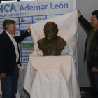 El escultor Amancio González y el presidente del Ademar, Tano Franco, presentan el busto del Hermano Tomás. RAMIRO