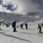 Primera jornada de la temporada de nieve en la estación de esquí de San Isidro. F. Otero Perandones.