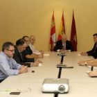 Representantes de los cotos, alcaldes y funcionarios, ayer en la delegación de la Junta en León.