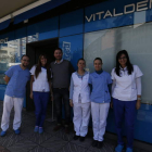 El gerente de Vitaldent León, Alberto Sevilla, junto a parte de los trabajadores de la clínica, ayer en la capital. ramiro