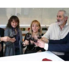 El consejero de Turismo del Consejo Comarcal del Bierzo, Celemín, saluda a Herrera. A la derecha, im