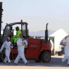 Trabajadores de LM reincorporándose el jueves a la factoría, acabado el cierre patronal.
