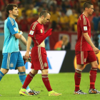 Casillas, Iniesta y Torres abandonan el campo tras caer con Chile y decir adiós a Brasil 2014.