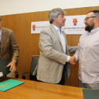 El vicerrector José Ramón Rodríguez, el rector Juan Francisco García y Marco González de la ARMH. LDM