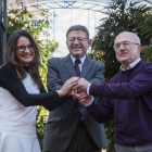 Mónica Oltra (Compromís), Ximo Puig (PSPV) y Antonio Montiel (Podemos), en el Jardí Botànic de Valencia.