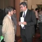 Agustín García Millán, a la derecha, conversa con el alcalde en una imagen de archivo