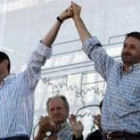 Ibarretxe (i) levanta los brazos junto al presidente del PNV, Imaz (d)