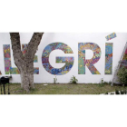 Un grafiti con la palabra ‘alegría’ decora un muro del patio del Instituto Cervantes de Argel.