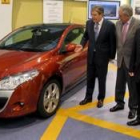 José Manuel Fernández Santiago, en un momento de la visita a la fábrica de Renault de Palencia