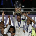 Ramos, que volvió a marcar en el minuto 93, levanta la Supercopa de Europa después de ganar en la prórroga a un combativo Sevilla. JESÚS DIGES