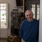 Dennis Johnston, a sus 78 años, en el salón del piso en que vive desde 1981.