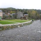 Paseo fluvial en Igüeña, municipio minero que renovó su imagen gracias a los fondos mineros.