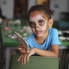 Una niña del campamento de verano del Centro Ozanam ayer en una de las actividades. SARA CAMPOS