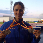 Nuria Lugueros muestra orgullosa las dos medallas conseguidas en Huelva el sábado pasado.