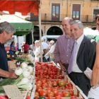 Emilio Gutiérrez y María José Álvarez Casais, ayer, durante su visita al mercado de la plaza Mayor.