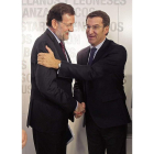 Rajoy y Feijóo se estrechan la mano ayer en la sede de Génova.