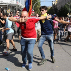 Un asistente a la manifestación de la Policía es agredido por un independentista, este sábado en Barcelona.