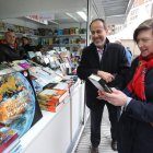 La concejala de Cultura, María Antonia Gancedo, y el bibliófilo Antonio Ovalle, en la feria. L. DE LA MATA