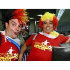 Dos aficionados posan con camisetas de la selección española antes de tomar el avión a Johannesburgo