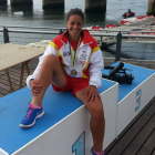 La leonesa Raquel Carbajo posa con la medalla que acredita su triunfo en el Sella