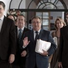 Juan Ignacio Zoido, en el centro, a su llegada ayer al Parlamento andaluz.