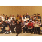 Todos los premiados de la noche posan en una fotografía de familia con sus diplomas y trofeos. A.V.