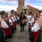Las jóvenes maragatas bailan delante de la Virgen durante la procesión.