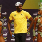 Usain Bolt baila samba con unas bailarinas, en la rueda de prensa que dio en Rio este lunes.