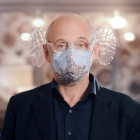 El director húngaro Iván Fischer con la mascarilla que ha inventado para disfrutar mejor los conciertos. EFE