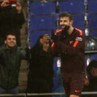 Piqué celebra el gol del empate que le hizo al Español en un derbi cargado de tensión. ALEJANDRO GARCÍA