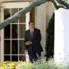 Obama, camina por el jardín de la Casa Blanca hacia el helicóptero Marine One.