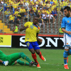 Álvaro Negredo consigue el primer gol de la selección española tras superar a la zaga local.