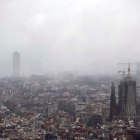 Barcelona ayer, bajo un intenso temporal de lluvia. ALEJANDRO GARCÍA