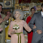 La duquesa de Alba, Cayetana Fitz-James Stuart, y Alfonso Díez Carabantes, tras contraer matrimonio en una ceremonia celebrada en el Palacio de Las Dueñas.