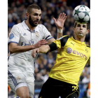 El delantero francés del Madrid, Karim Benzema, pelea un balón con Pulisic. JUANJO MARTÍN