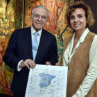 Isidro Faine y Dolors Montserrat firman un acuerdo para impulsar la atencion a los enfermos avanzados.