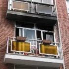 Estado en el que quedó el balcón afectado, y el del piso de arriba, tras el incendio del domingo